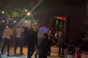 啊这！马刺赛后回酒店被球迷围观，有人向文班扔鸡蛋&竖中指